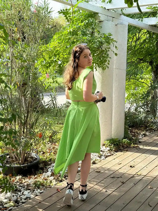 Woman turning with a smile in the Tinkerbell Deux Pièces green set by Cori Tailor – vintage charm meets garden fairytale vibes